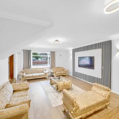 Lux 5 Bed sleeps 11, 10 mins from Wembley Stadium, Jacuzzi and Steam Shower