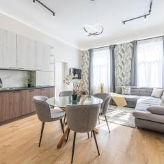 DeLuxe Izabella City Center Residence with 4BEDRM, 3BATHRM