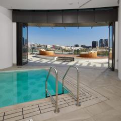 Luxury 1BR in Brisbane City River Firework View