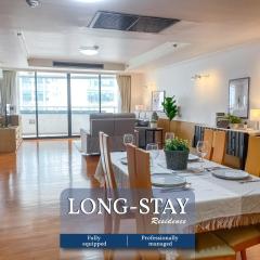 Luxury Modern 2BR 145 sqm - BTS Asok - Ultra Fast WiFi