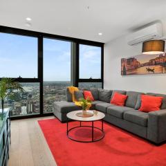 Gorgeous City Views 71st Floor 3BR Apartment with Pool and Gym