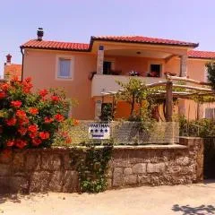 Große Wohnung in Gabonjin mit Großem Garten