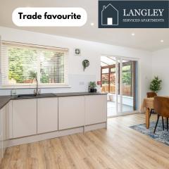 LANGLEY HOUSE central LOCATION 5 bed all double with smart TV 3 BATHROOMS Loved by TRADES teams ideal for LONG STAYS contact langley cottages and apartments