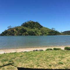 Pataua Fiji -Waterfront Bach