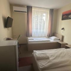 FREE PARKING, FREE BREAKFAST, only 15 minutes to City Center