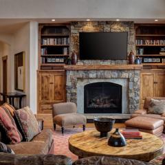 Luxury 3 Bedroom Residence In Lionshead Village - Walk To Ski!