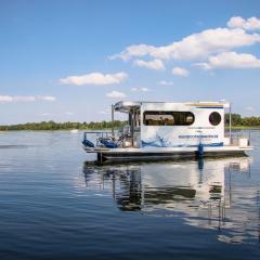 Hausboot als Festlieger im Hafen -Hafenruhe-