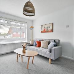 StayRight 3BR House- Modern Kitchen & Private Parking