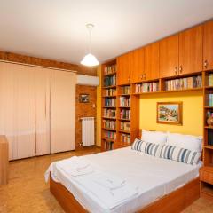 Vintage and Cozy 2BD Apartment in Prime Location by Flat Mаnager