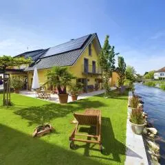 Ferienwohnung, 2 Zimmer, 4 bis 6 Personen, 67 qm, mit großem Balkon, entlang am Fluss, an der Aach, am Bodensee, nah am Naturschutzgebiet