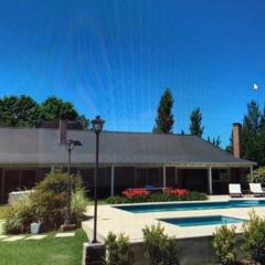 CONFORTABLE CASA EN HERMOSO y TRANQUILO CLUB DE CAMPO