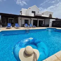 VillaBlanca Mar Private Pool in a Charming Retreat of Serenity