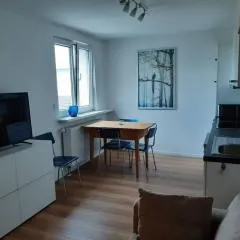 Apartment mit Innenhof, Rasen und Parkplatz