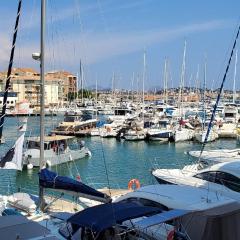 Vue sur Port Frejus pour ce T2-3 Cap Hermes, 6 cou