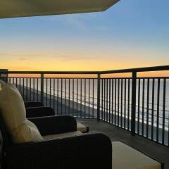 OCEAN REEF RESORT - 4 Bedroom - Luxury Beachfront Unit