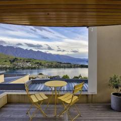 Picturesque on Peregrine, close to town with views