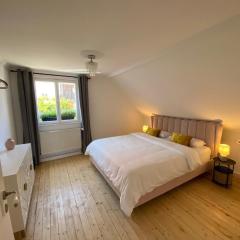 3 Bed Cottage - Sleeps 6 - Parking - Wifi