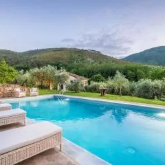 Citrus Charm Farmhouse, a Country Villa with Pool