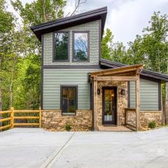 Lullaby Falls- Hot Tub, WIFI, Near 75 ft Waterfall, Free Attraction Tickets!!!