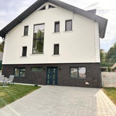 Apartament Spatios cu Jacuzzi si Curte Privata