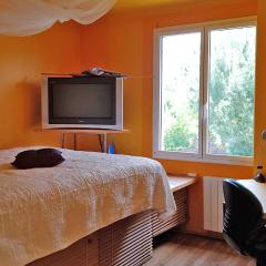 Chambre, avec accès à la cuisine, et au jardin calme