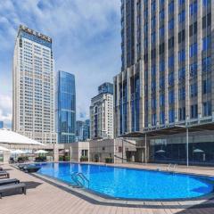 Crowne Plaza Shenzhen Futian, Near to Shenzhen Convention&Exhibition Centre, Shenzhen Stock Exchange and Shenzhen Civic Center, Outdoor Heated Pool