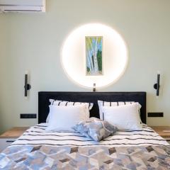 Urban Charm & Comfort - Chic 2BD in Prime Location by Flat Mаnager