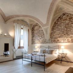 Calzaiuoli Apartments by Mamo Florence