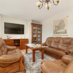 Przytulny Apartament z Klimatyzacją i Parkingiem by Noclegi Renters