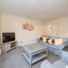 Modern & Stylish 2-Bedroom Near Redhill Station with Free Parking