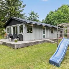 2 Bedroom Nice Home In Rønde