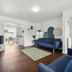 Modern 3BR, Contractors, relocations, families, free parking, fast WiFi