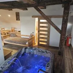 Vířivka a sauna na pokoji,nebo na vlastní terase - Farma u Příbrami