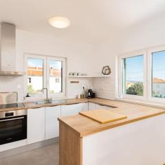 3 Bed Apt Sleeps 6 with Terrace & Flat-screen Tv