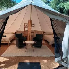 Glamping tent in de rust, met zwembad, badkamer en keuken