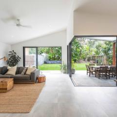 Black Cockatoo - Oceanstays - Pet Friendly