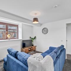 5BR 3 Bathroom Spacious House In Town Centre Close To All Local Amenities