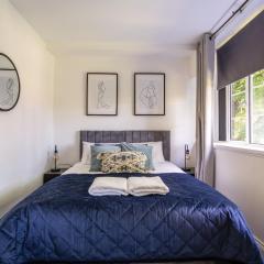 Beautiful Bluejay Escape - 1 Bed Apartment with Free WiFi in the Heart of the City By Kozmo Properties