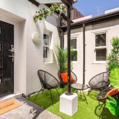 Seabreeze Hideaway By Kozmo - Cozy 2-Bed Bungalow in Brighton near the Beach With Free WiFi & Terrace by Kozmo Properties