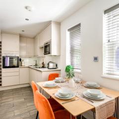 Cozy Kingfisher - 2-Bed Bungalow in Brighton near the Beach With Free WiFi & Terrace by Kozmo Properties