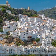 Stylish 3 bed house 2 bathrooms, with patio, roof terrace and communal pool 5 minutes away from the beautiful Spanish white village of Casares Pueblo and only 20 mins from the sea
