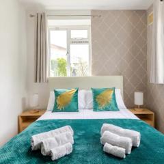 Spacious Two Bedroom Apartment in Battersea, Free Parking