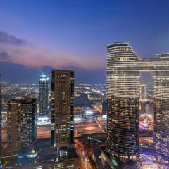 Skyline Views 2BR Near Burj Khalifa & Dubai Mall with Pool Access