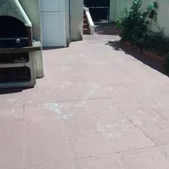 Maison sur 3 étages avec patio, terrasse avec barbecue, 1 chambre de disponible au 1er étage