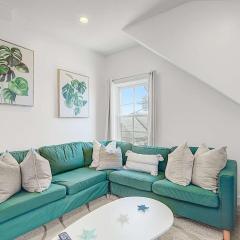 Oasis on Commercial Street w Balcony