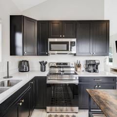 Cozy, Lux 1 Bed Home, Sunny Deck, Walk to Biltmore Village