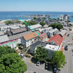 Center of Town Steps Away Private deck