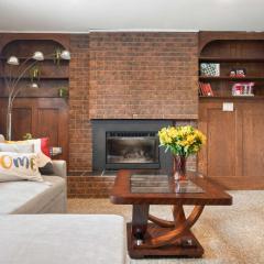 2BR Cozy Suite w Fireplace! FREE Banff Pass, Parking, Netflix! Enjoy Yoga Classes or Plan Your Golf Trip!