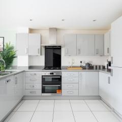 4 Bedroom House By Humming Nest Short Lets & Serviced Accommodation Milton Keynes With Free WiFi & Parking