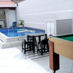 "Lindíssima Casa Pé na Areia com Piscina Aquecida Cobrado a Parte, Sala de Jantar, 3 Amplos Quartos, Sendo1Suíte, Amplo Espaço de Lazer com Área Gourmet em Deck Coberto com Churrasqueira e Mesa de Bilhar Frente a Piscina, Super Pertinho da Praia"